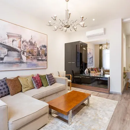 De Luxe In The Absolute Center